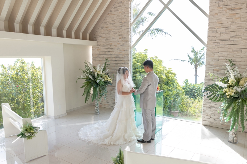 『チャペル&ビーチドレスチェンジPKG』★ドレス2着!ムーンビーチのチャペル★安心の衣装追加料金なし!青空&美肌補正2万円分付!