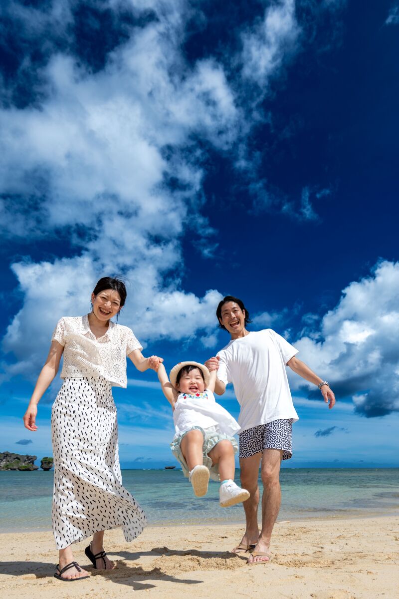『おんなそんビーチファミリーフォトプラン』★私服で家族写真★カップルで私服ビーチ&エンゲージフォト★青空&美肌補正2万円分付