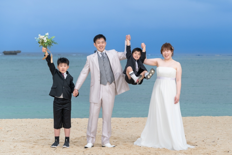 ★安心の全衣装追加料金なし「おんなそんビーチフォトファミリーパッケージ」◆ビーチでお子様&家族と撮影◆青空&美肌補正2万円分付!