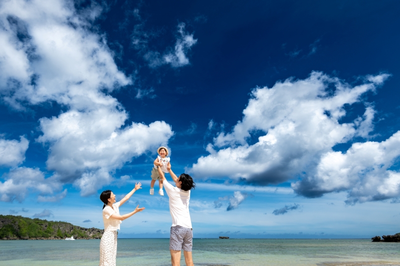 「おんなそんビーチファミリーフォトプラン」◉私服で家族写真◉カップルで私服ビーチ＆エンゲージフォト◉青空＆美肌補正2万円分付