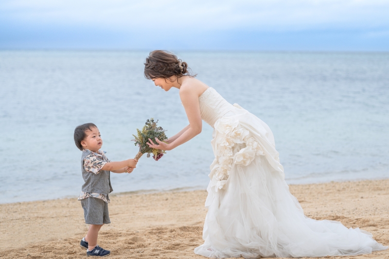 『おんなそんビーチフォトファミリーパッケージ』★ビーチでお子様との撮影付★安心の衣装追加料金なし！青空＆美肌補正2万円分付！