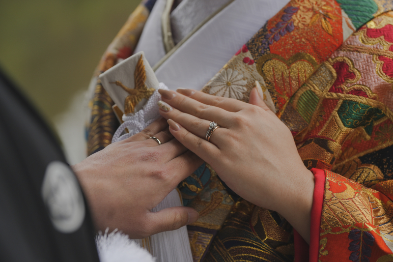 きらりと光る手元のリング