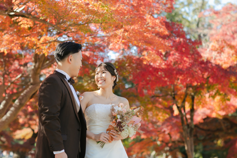 満開の紅葉をバックに
