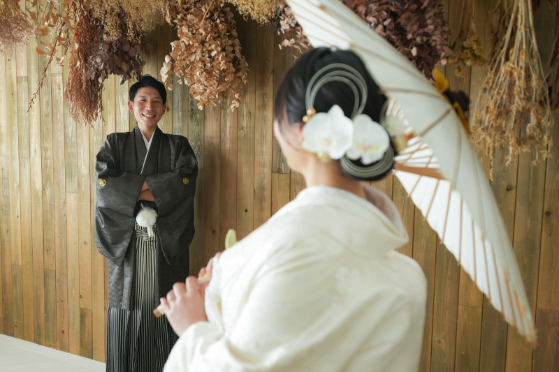 新婦様を見つめる新郎様