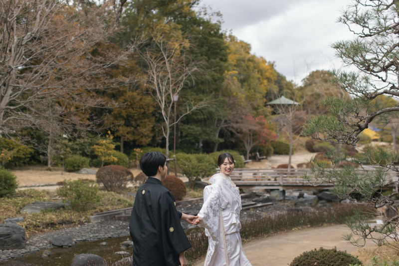 手を取り合って