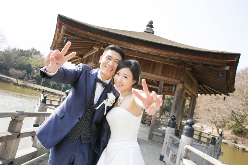 浮見堂をバックにピース！！