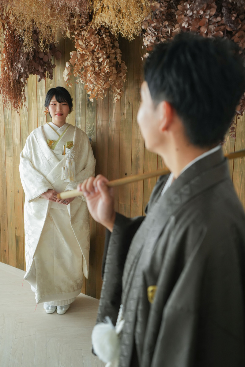 新郎様を見つめる新婦様