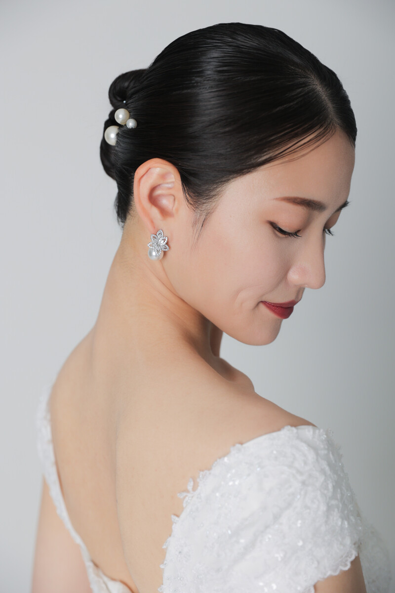 ヘアメイクが映えるバックスタイル