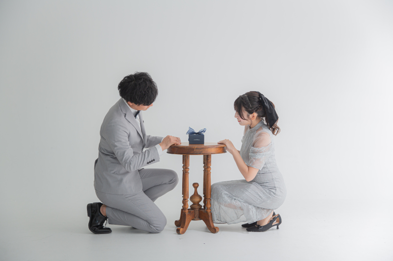 最近じわじわと流行り始めている入籍フォト。