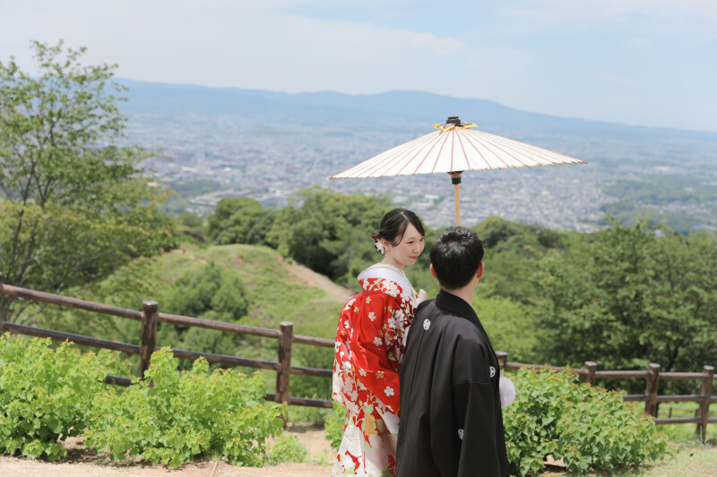 傘を持ちながら