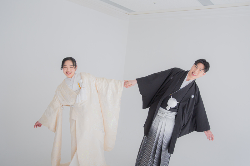 繋いだ手と、自由なポージング