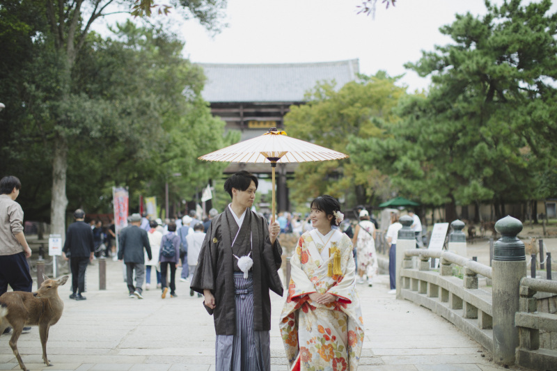 東大寺をバックに