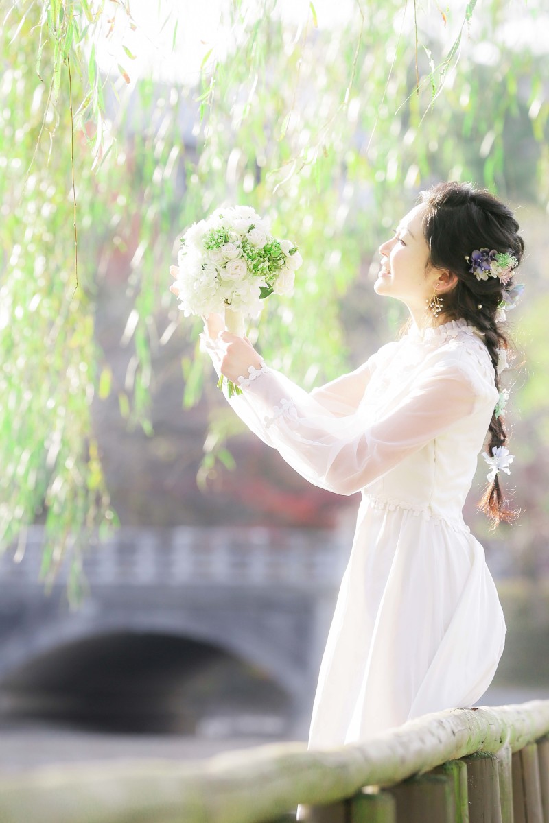 秋の木漏れ日のなか