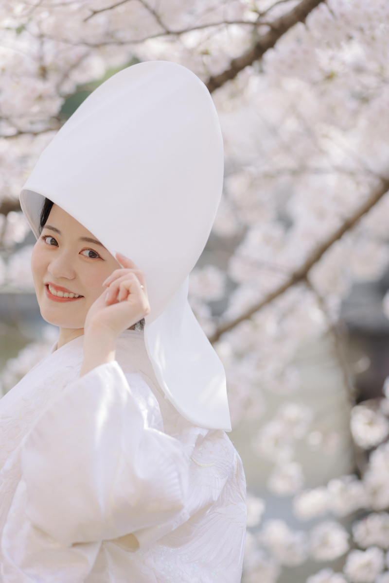 綿帽子をつけて