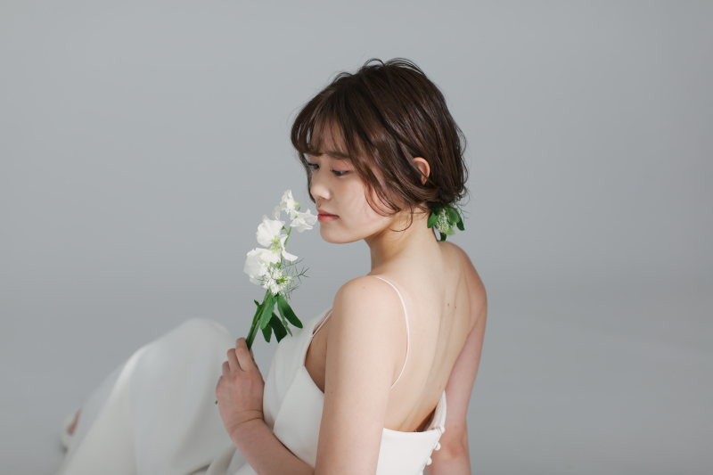 お花を顔に近づけて