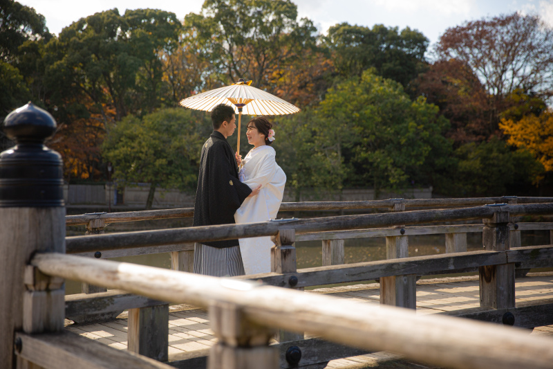 和傘の下、語り合う二人