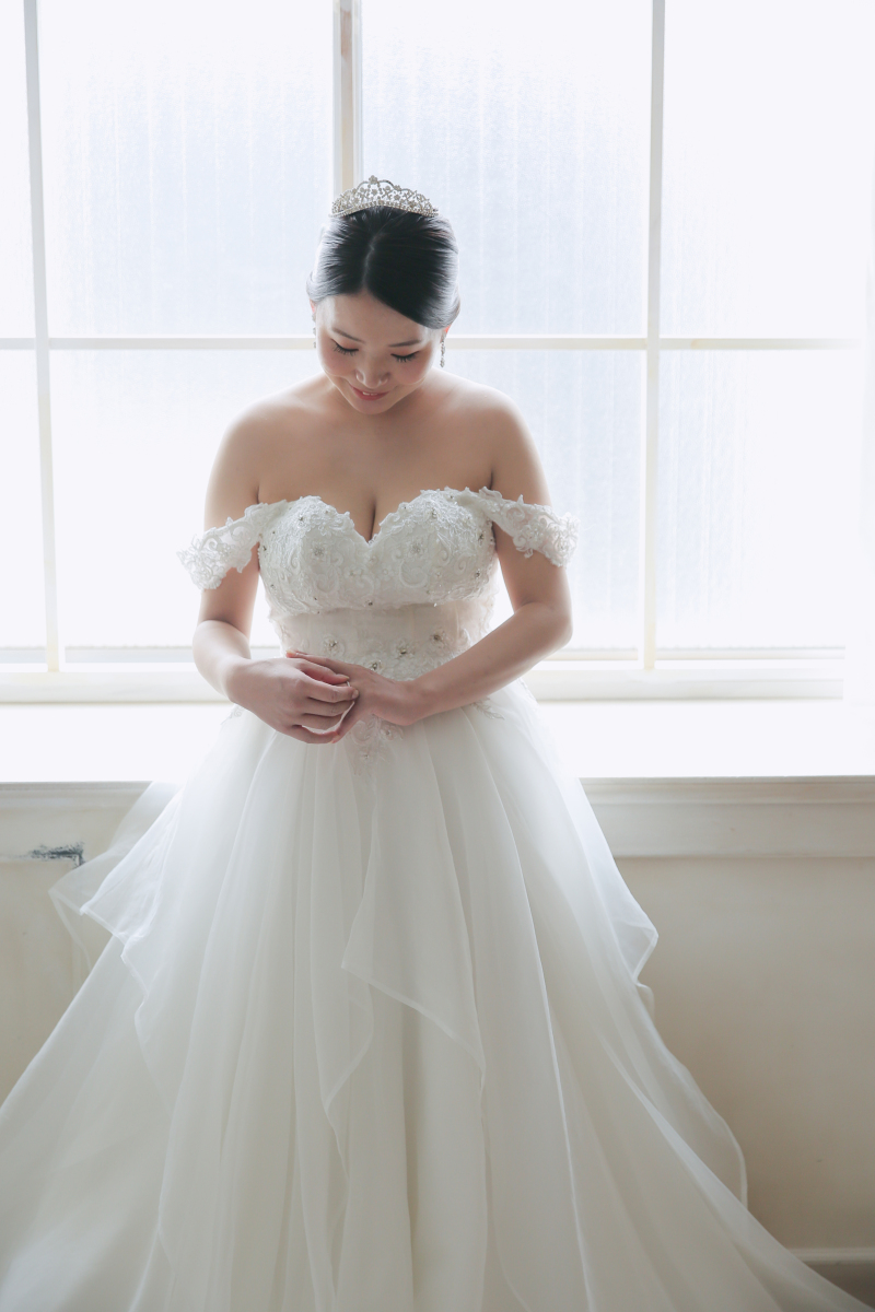 指輪を見ながら