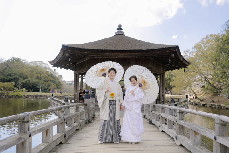 浮見堂をバックに