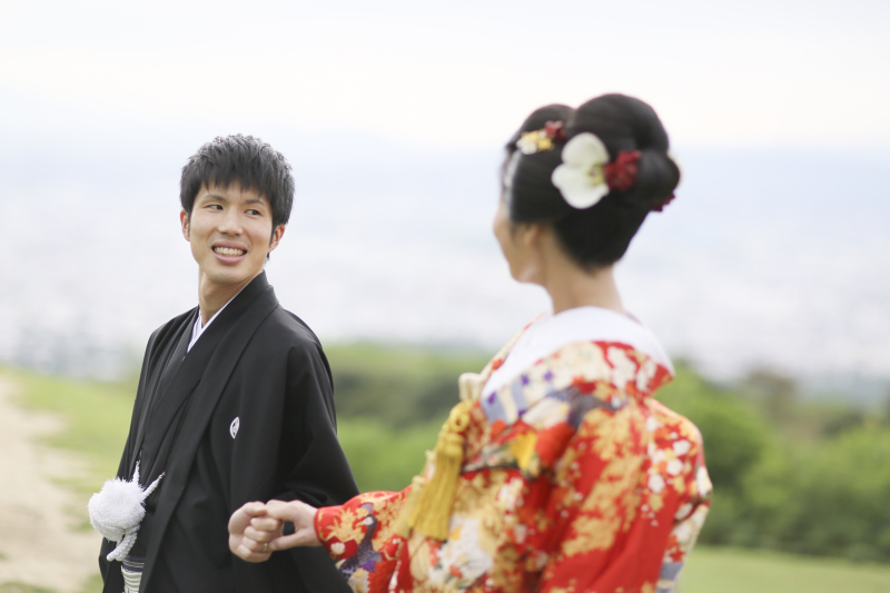 新婦様の手をひく新郎様