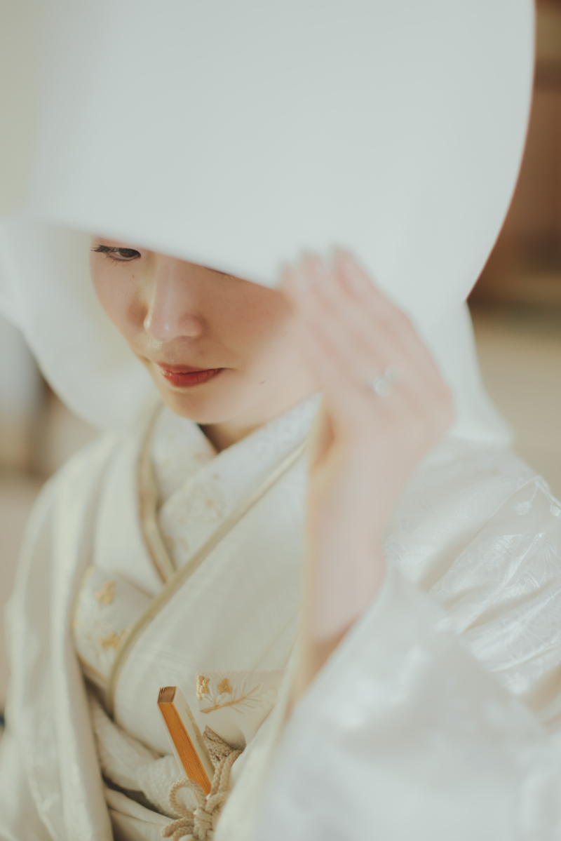 綿帽子をつけて