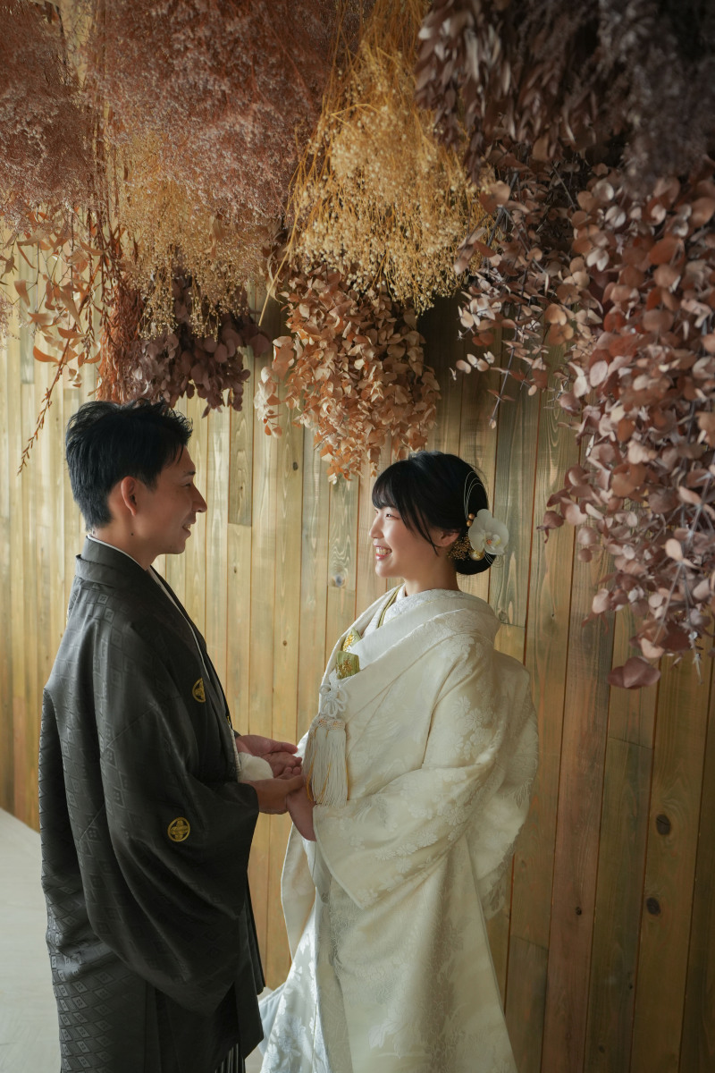 手を取り合って