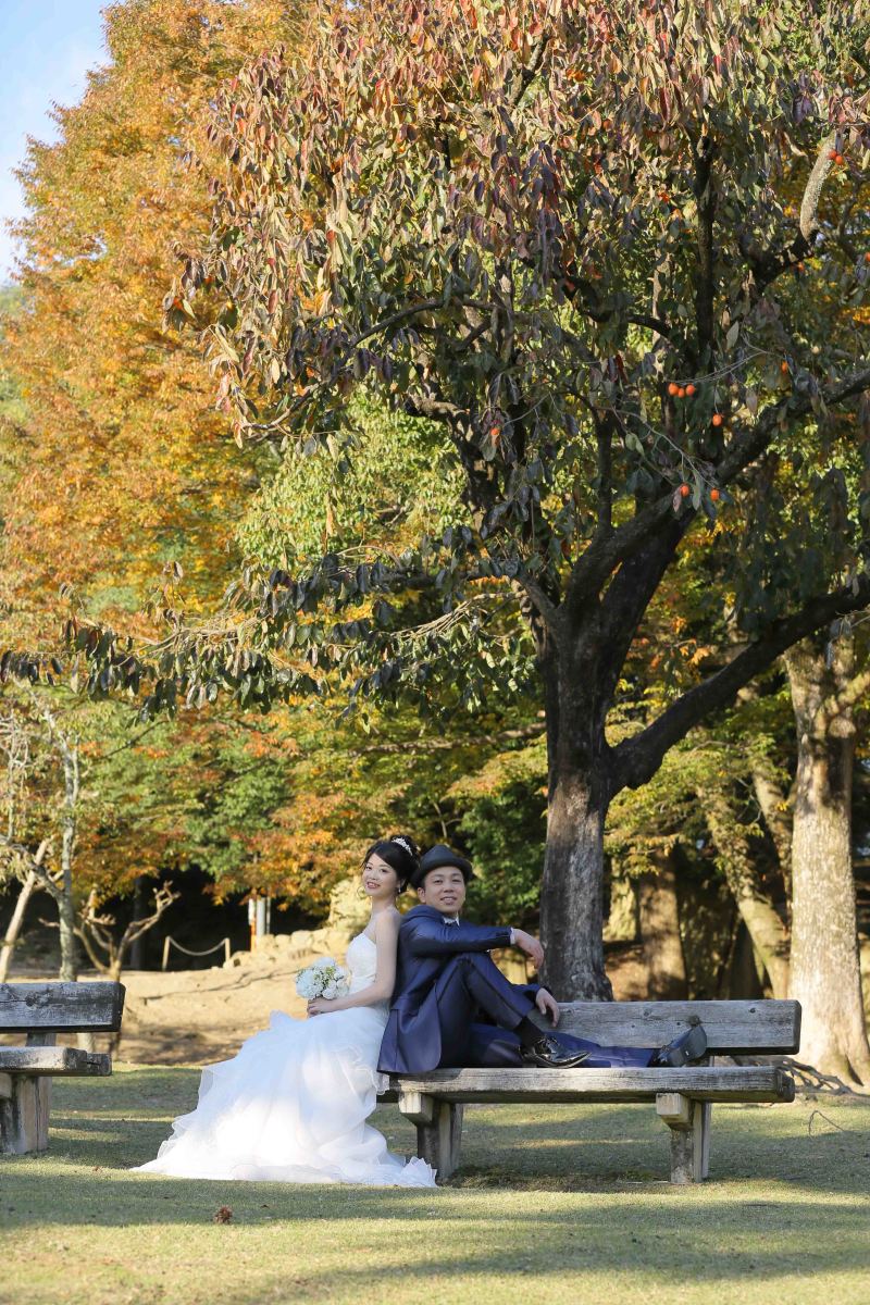 カジュアルにベンチに座って