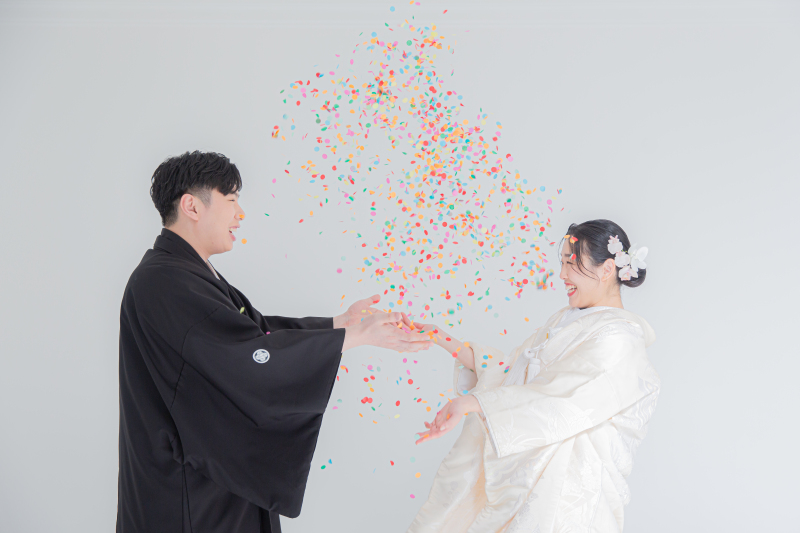 祝福のコンフェッティ、笑顔の雨
