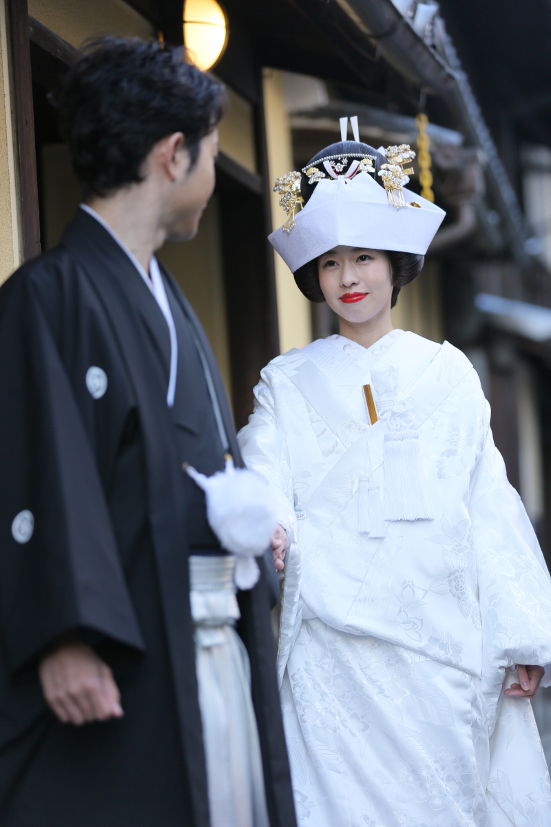 新婦様の手を引いて、、、