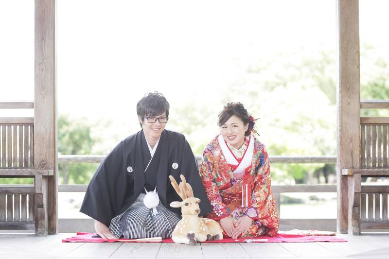 大好きな鹿のぬいぐるみと一緒に