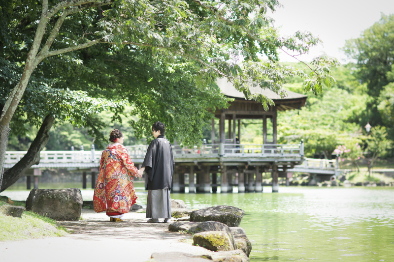 仲良く手を繋いで