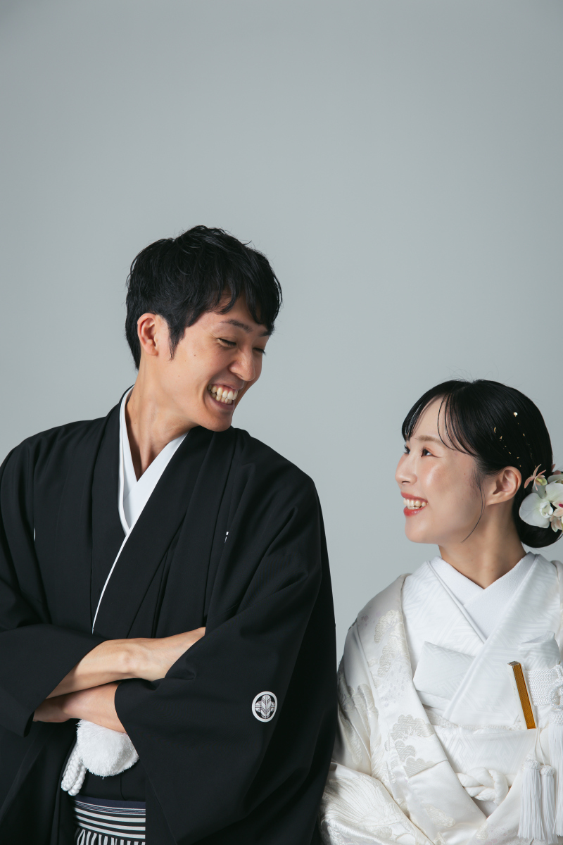 自然とほほえみ合う二人