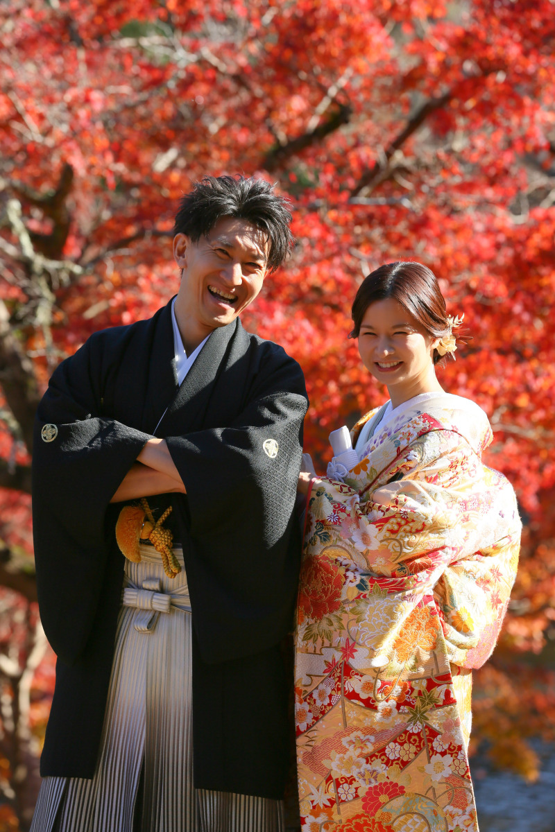 紅葉を背景に！