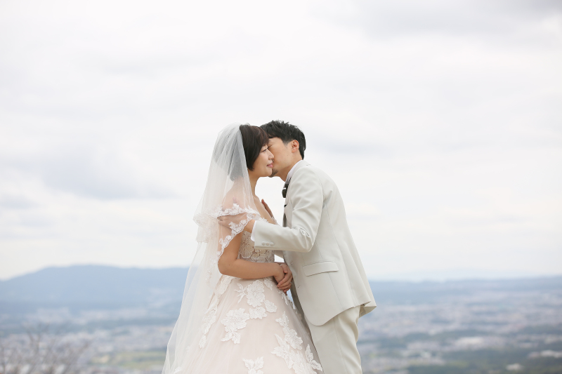 奈良の景色をバックに