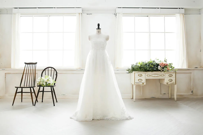 [ハウススタジオ]スタジオTVB奈良店には2つの空間があります。雑貨に囲まれた落ち着いた雰囲気。自然光が差し込む真っ白なフレンチシャビー。お好みに合わせた結婚写真を残せます。