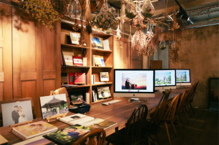 シャビーシックなアンティークテイストヴィンテージ感たっぷりのお打ち合わせルーム。近鉄「奈良」駅徒歩約1分の好立地にあるのも魅力なスタジオです。