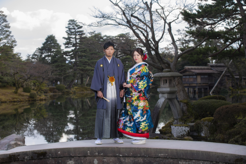 ことじ灯篭の前で