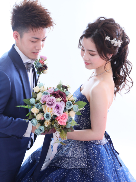 まずはカラードレスから