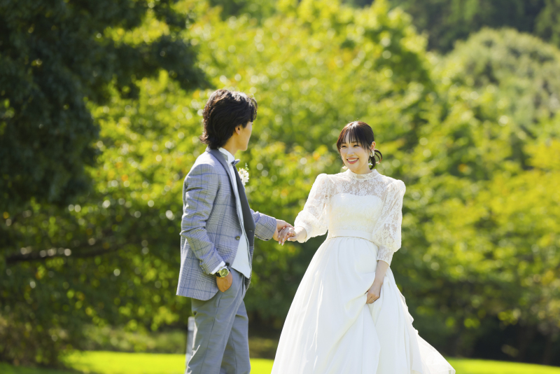 手を取り合って歩く爽やかな一枚