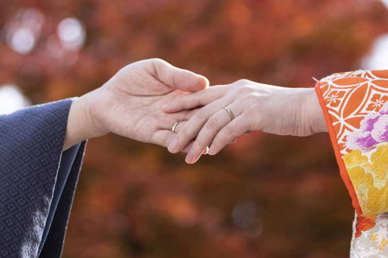 手をとりあって