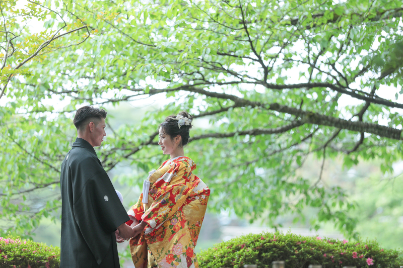 緑に映えるお二人