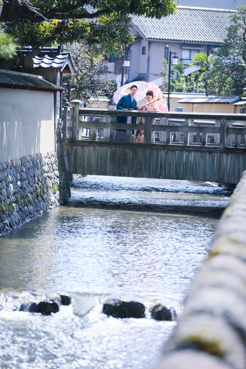 通りの近くには小川が♡
