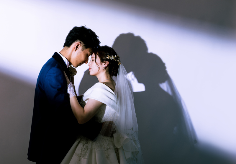 静かに重なる影