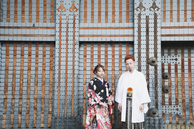 荘厳な扉の前で