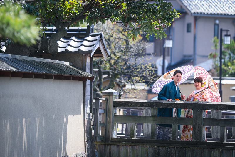 風情ある橋には和装と和傘が映える♡