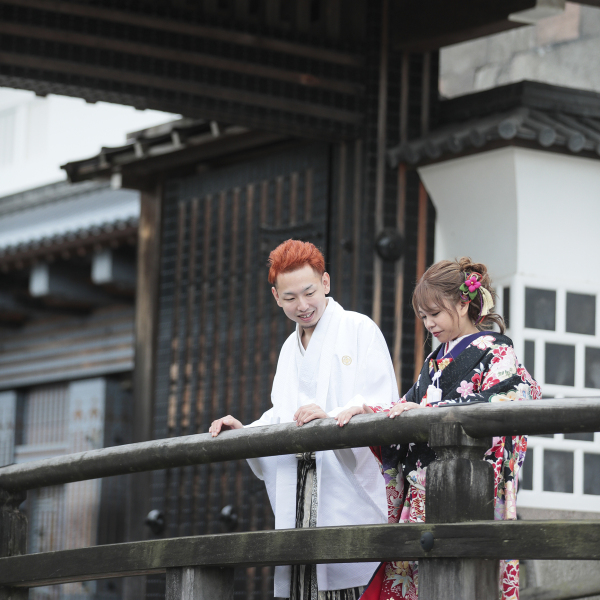 小川を眺めながら