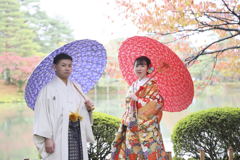 紅葉に映える夫婦傘