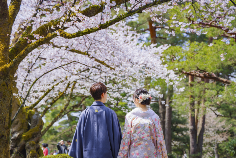 春の道を歩くふたり