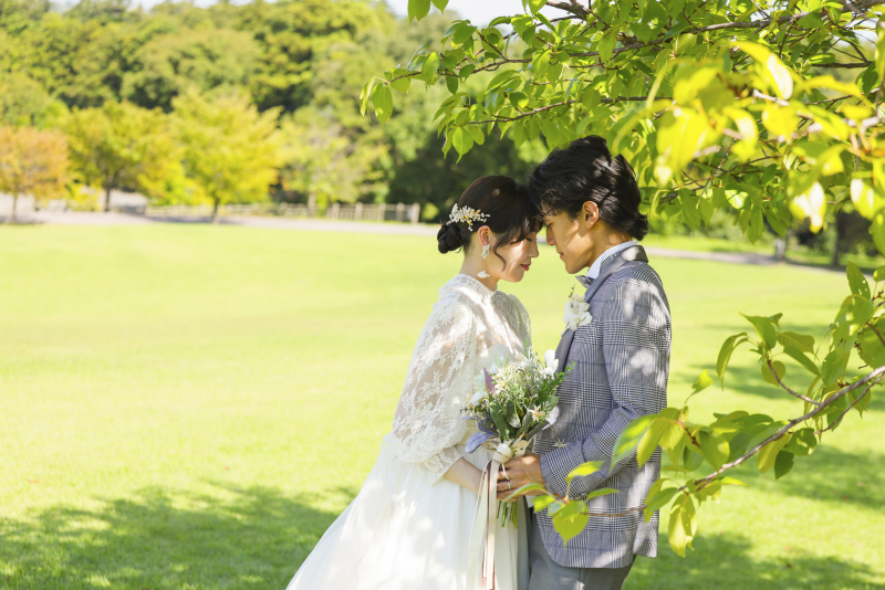 木陰でそっと額を寄せ合うエモーショナルなショット