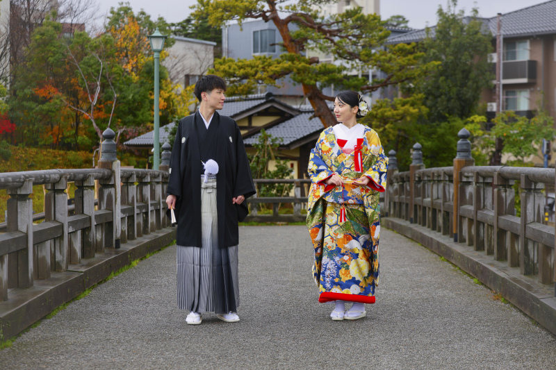 橋の上を歩くふたり