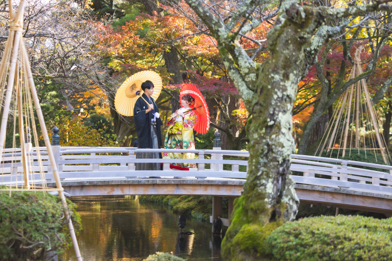 和傘と紅葉